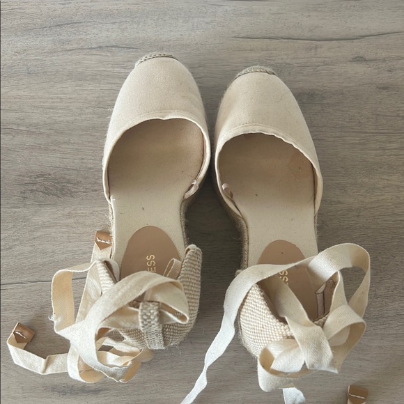 Express Shoes - Women's Beige Espadrille Wedges
